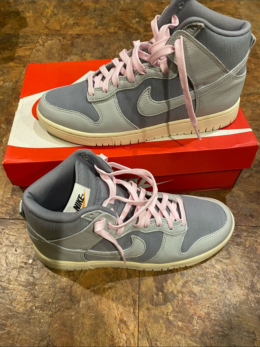 Nike Dunks mid top Sneakers in Gray with Pink Laces